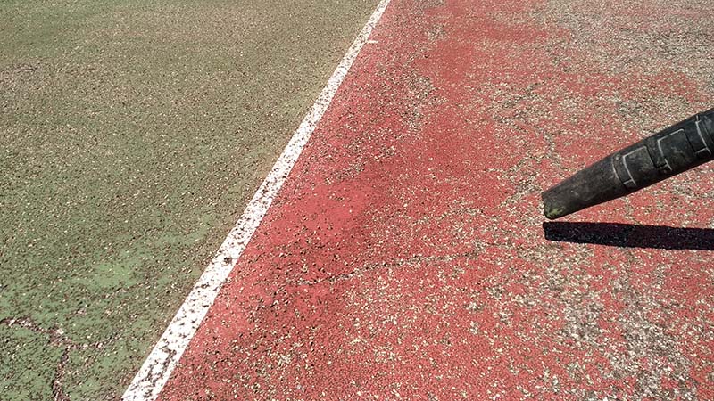 Image de nettoyage d'un court de tennis au souffleur thermique
