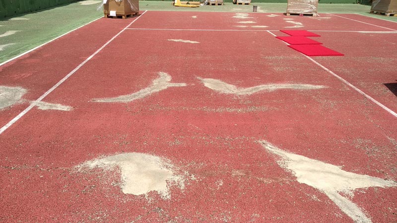 Image des travaux de reprise de la surface du court avant la pose du revêtement modulaire. Étape 3