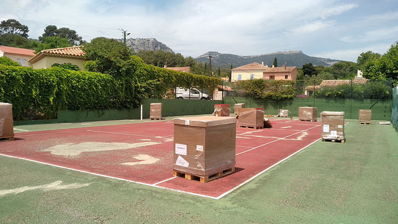 Image de la livraison du revêtement modulaire avant la rénovation du court à l'étape 4