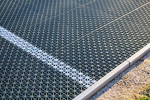 Image d'une cornière en aluminium posée en périphérie d'un court de tennis