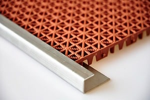 Image d'un échantillon d'une dalle insérée dans une cornière en aluminium