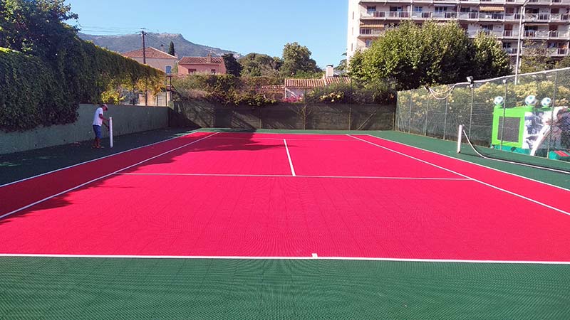 Court de tennis après rénovation avec un revêtement modulaire