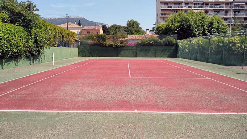 Court de tennis avant rénovation