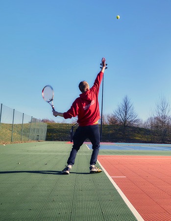 Joueur de tennis effectuant un service