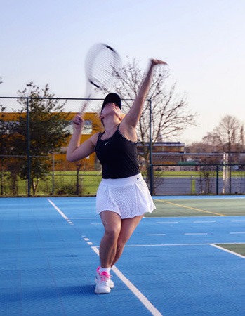 Joueuse de tennis qui effectue un service