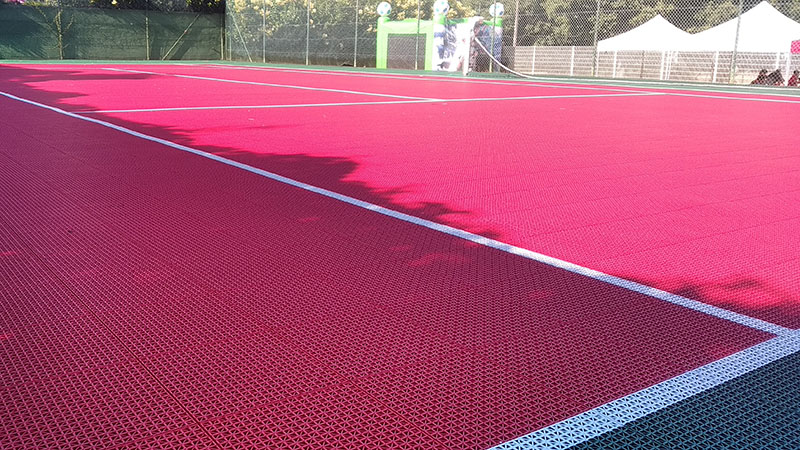 Image d'un court de tennis rénové avec un revêtement modualire