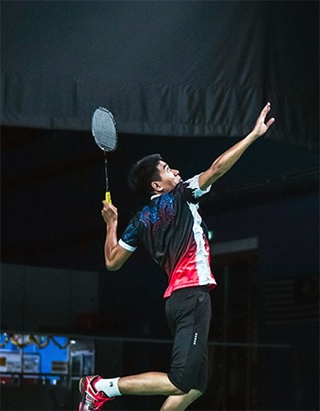 Image d'un joueur de badminton réalisant un smash