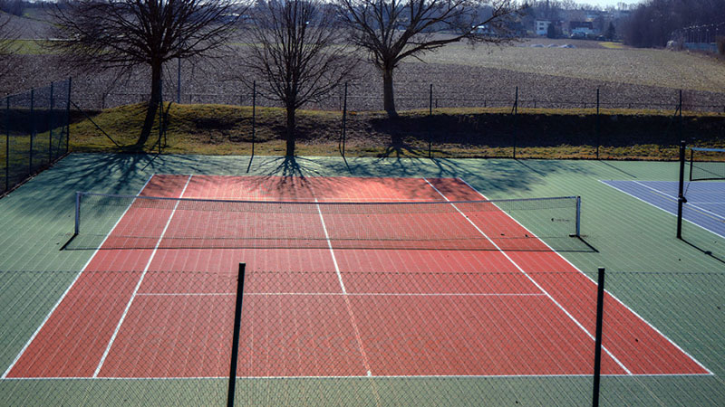 Image d'un court de tennis rénové avec un revêtement modulaire