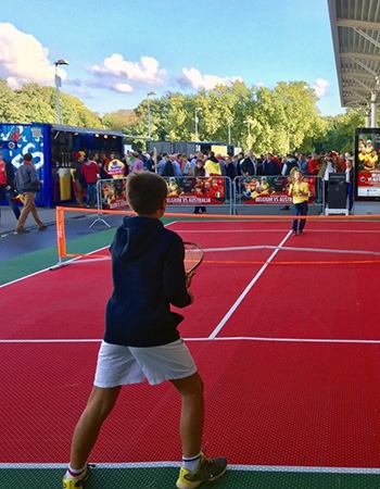 Image de 2 jeunes joueurs sur un mini tennis réalisé avec un revêtement modulaire