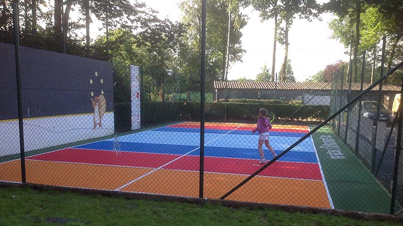 Image d'un mur de tennis avec revêtement modulaire coloré