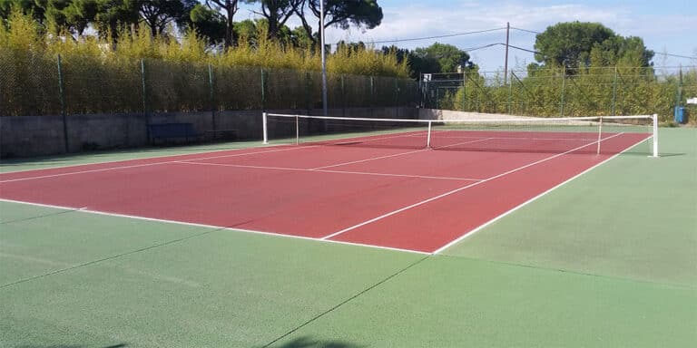 Court de tennis en béton poreux