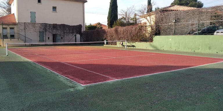 Court de tennis enrobé peint