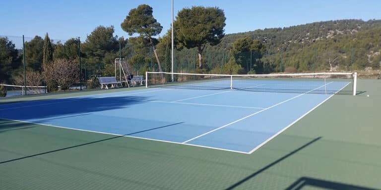 Court de tennis en résine